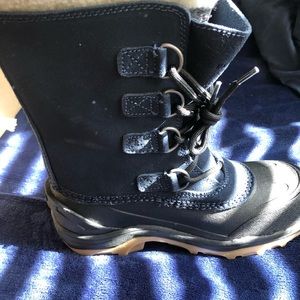 NWT boys 4 lands end snow boots. Never worn new in box.